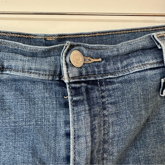 Levi’s Women’s Denim Jean Shorts Size 33 - Picture 2 of 5